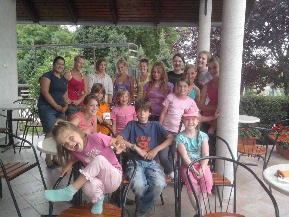 Lovastáborok:lovaglás,pónilovaglás,lóápolás,strandolás,kutyaiskola,elméleti lovasoktatás,szersz&aacóóóóóóute;mápolás,ist&aaócute;llómunka...Várunk téged is lovastáborainkba!